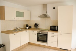 Kühlschrank, Mikrowelle, Ofen, Herdplatte