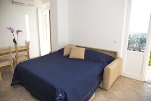 1 chambre, fer et planche à repasser, lit de bébé portatif