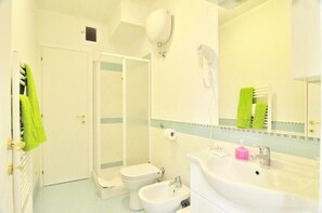 Dusche, Haartrockner, Bidet, Handtücher