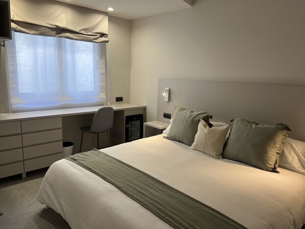 A bedroom with a bed, a desk, and a chair. - Hotel San Valero Boutique (Zaragoza)
