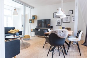 Tv, böcker, ett musikbibliotek och en stereo