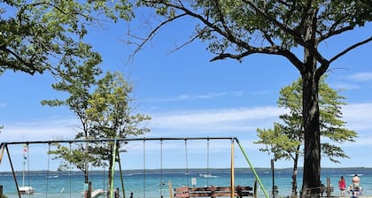 HOT TUB! Dog Friendly, Beach, Fire Pit, TOTAL RELAXATION AWAITS!