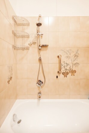 Vasca, asciugacapelli, bidet, asciugamani