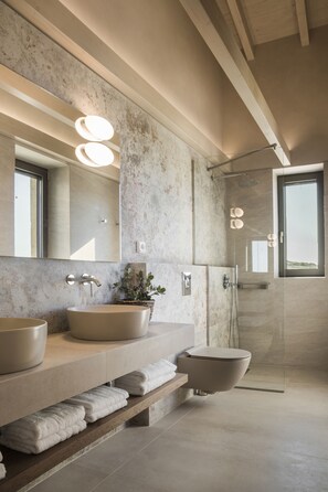 Combined shower/bathtub, hair dryer, towels, soap - Villa Artemis & Villa Aphrodite - Zeus Exclusive Villas Collection (Kleismata)