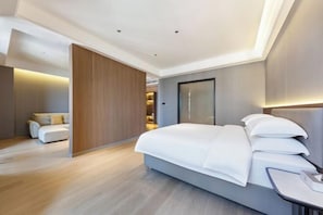 A modern hotel room with a large bed, a desk, and a separate seating area. - Vienna Classic Hotel (Fuzhou Changle Langqiao Hotel) (Fuzhou)