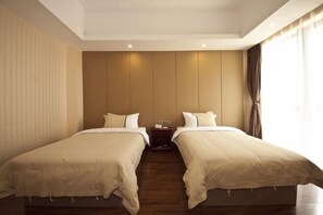 A hotel room with two beds, a wooden floor, a large window with curtains, and a wall with vertical panels. - Vienna Classic Hotel (Fuzhou Changle Langqiao Hotel) (Fuzhou)