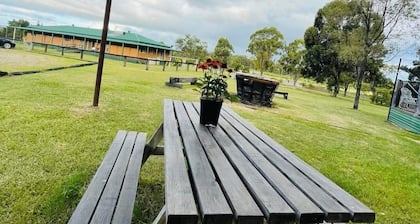 Unwind in Hunter Valley Greenwood holiday house . Just 10 minutes from wineries.