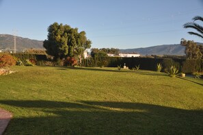 双床房, 2 张单人床, 露台, 花园景观 | 迷你吧、免费 WiFi、床单