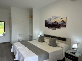 Minibar, free WiFi, bed sheets