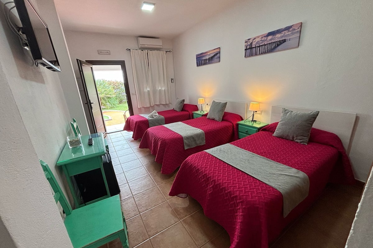 Habitación triple económica | Minibar, wifi gratis, ropa de cama