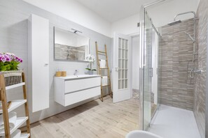 Douche, sèche-cheveux, serviettes fournies