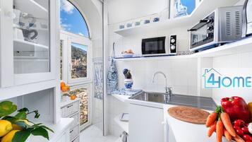 Réfrigérateur, micro-ondes, cafetiÚre/bouilloire, grille-pain