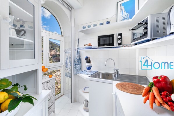 ثلاجة، ميكروويف، ماكينة لصنع القهوة/الشاي، محمصة خبز