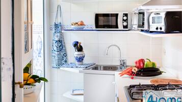 Réfrigérateur, micro-ondes, cafetiÚre/bouilloire, grille-pain