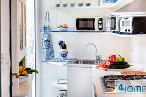 ثلاجة، ميكروويف، ماكينة لصنع القهوة/الشاي، محمصة خبز