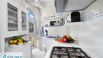 KĂŒhlschrank, Mikrowelle, Wasserkocher mit Kaffee-/Teezubehör