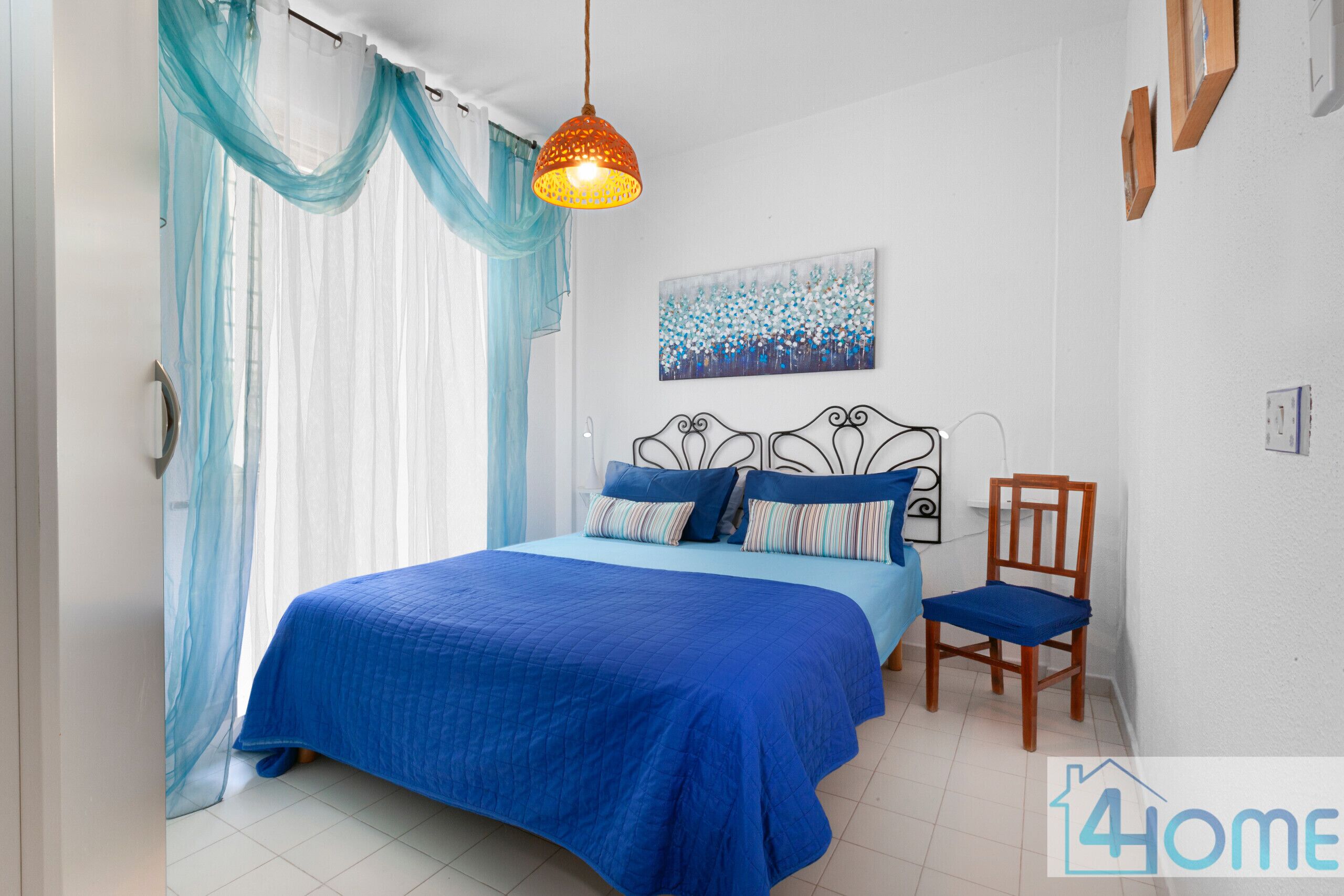 1 habitación, tabla de planchar con plancha, wifi gratis y ropa de cama 