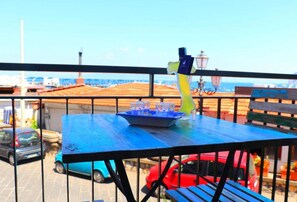 Outdoor dining - Grotta Azzurra (Sorrento)