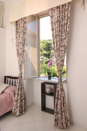 1 chambre, fer et planche à repasser, Wi-Fi gratuit, draps fournis