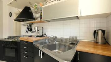 Een koelkast, een magnetron, een oven, een koffiezetapparaat/waterkoker