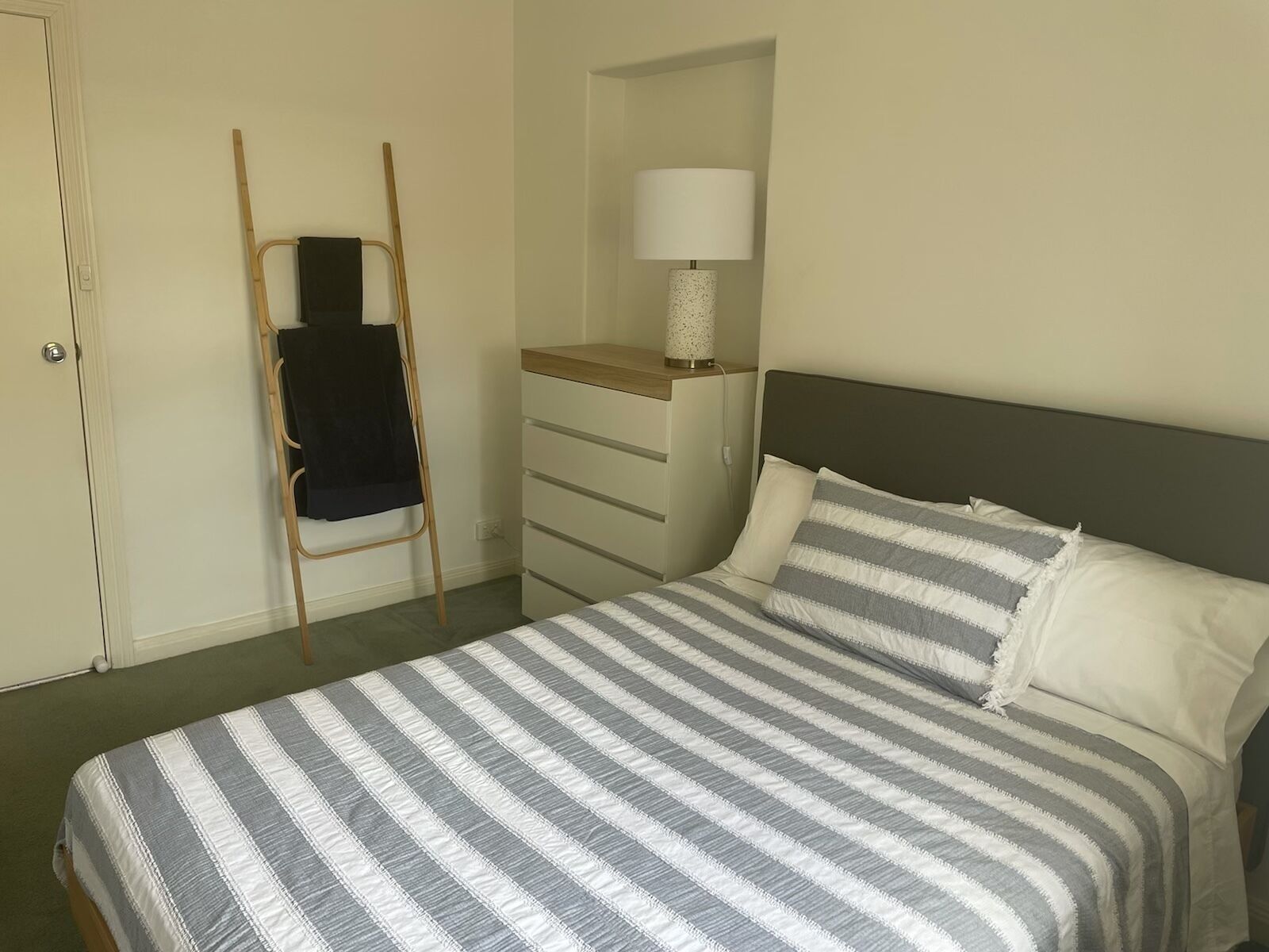 3 bedroom art deco apartment in Albert Park metres 2 mins from Albert Park shops — image 7