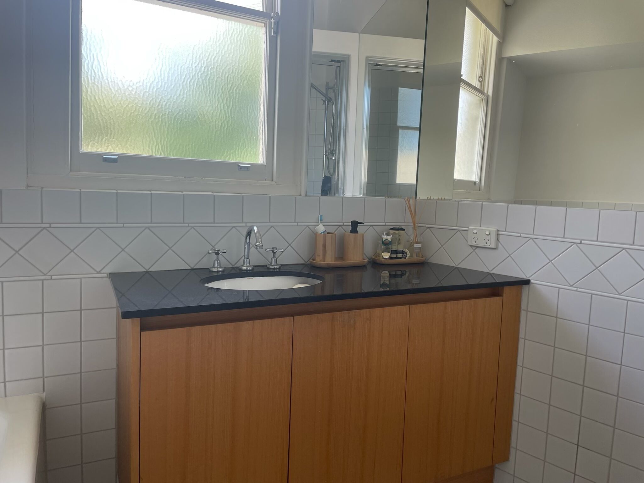 3 bedroom art deco apartment in Albert Park metres 2 mins from Albert Park shops — image 9