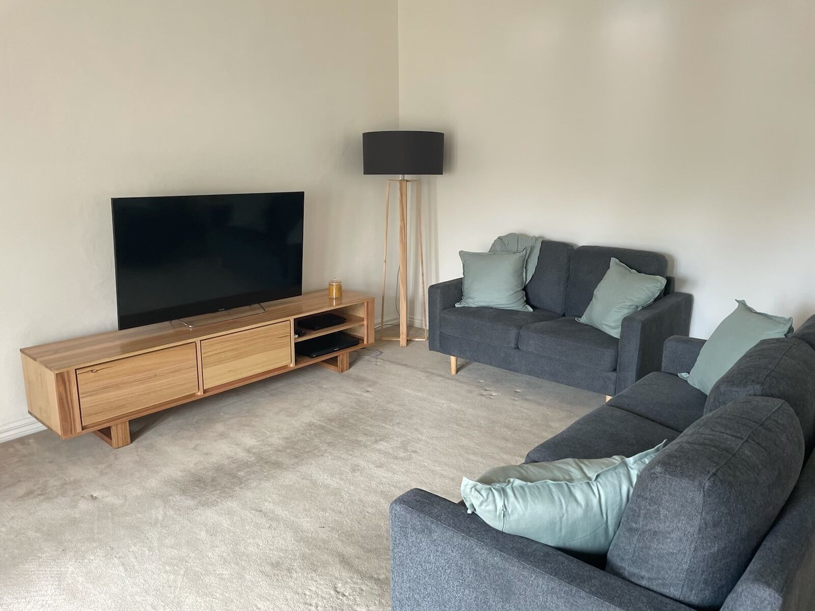 3 bedroom art deco apartment in Albert Park metres 2 mins from Albert Park shops — image 4