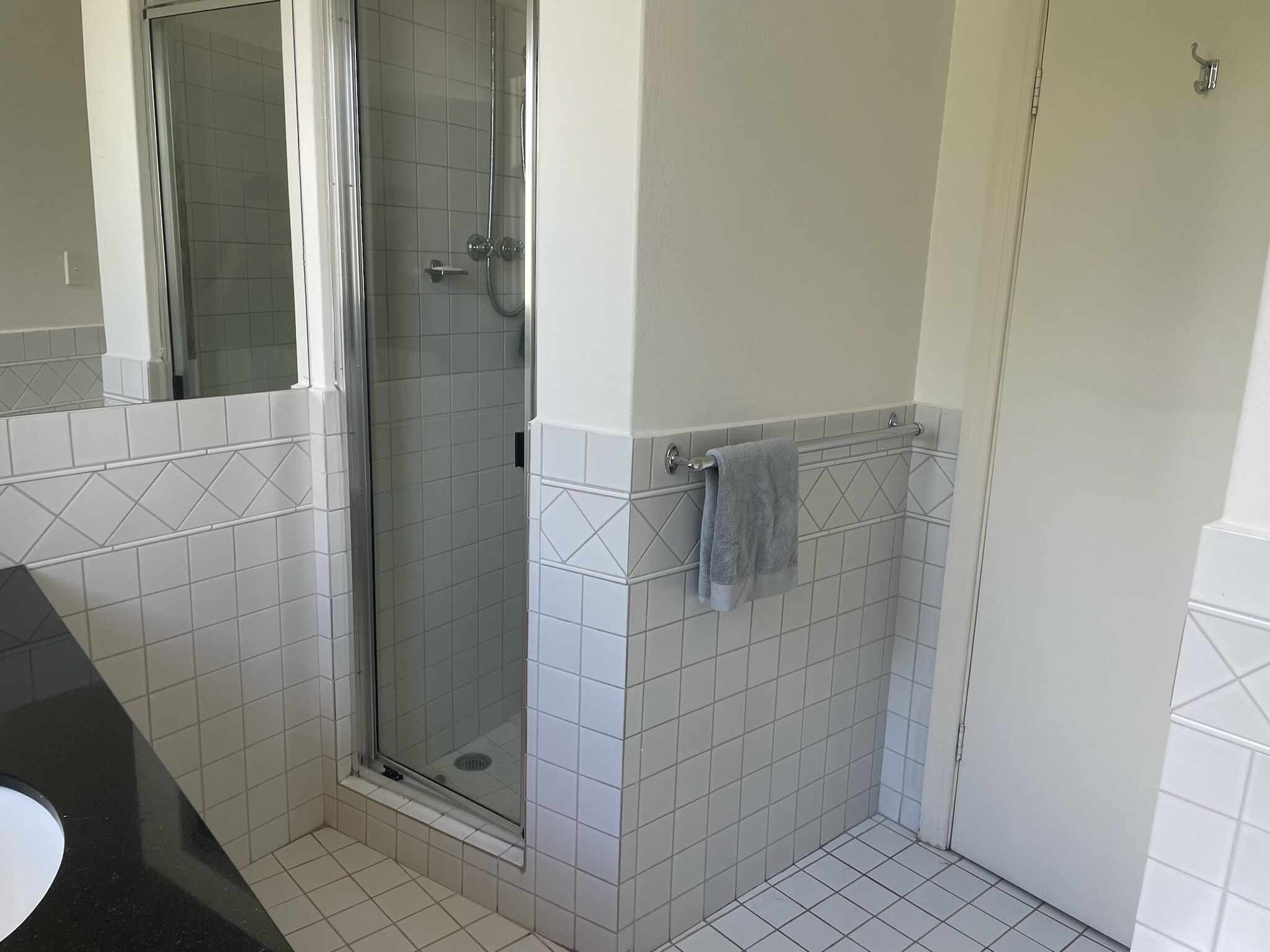 3 bedroom art deco apartment in Albert Park metres 2 mins from Albert Park shops — image 8