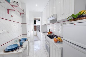 Fridge, microwave, oven, stovetop - Estate4home - Casa Gegé (Positano)