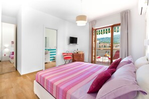 Tabla de planchar con plancha, wifi gratis y ropa de cama 