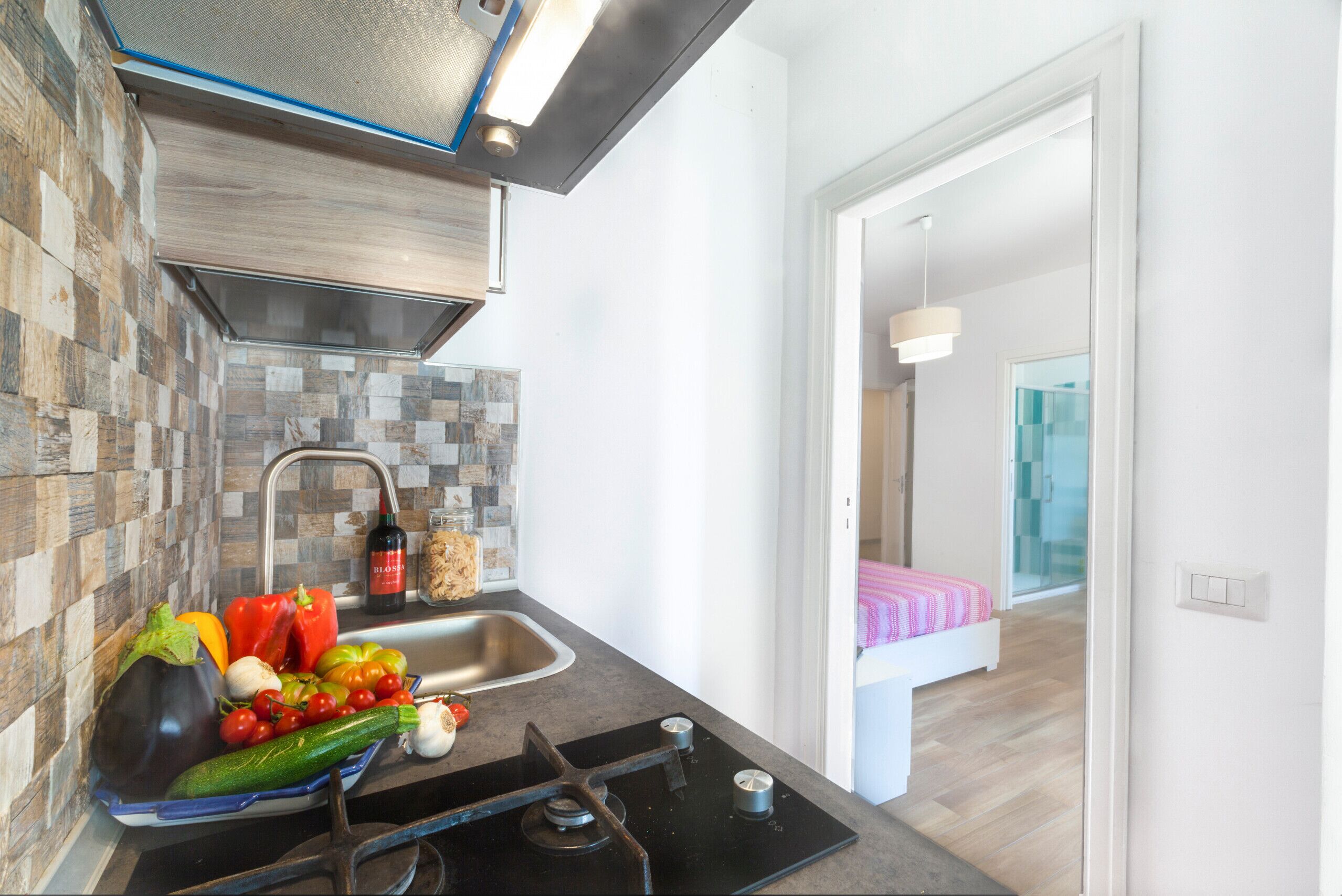 Een koelkast, een magnetron, een kookplaat