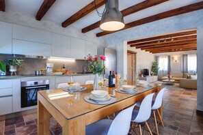 Kylskåp, mikrovågsugn, ugn och spishäll