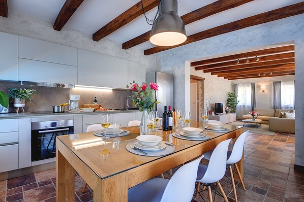 Fridge, microwave, oven, stovetop - Villa Rahela with heated pool (Istria - Svetvinčenat) (Svetvinčenat)