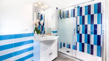 Dusche, Haartrockner, Handtücher