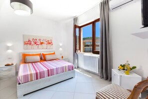 Tabla de planchar con plancha, wifi gratis, ropa de cama