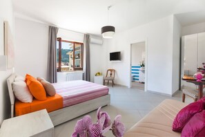 Tabla de planchar con plancha, wifi gratis, ropa de cama