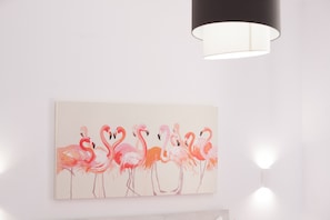 Een muur met een schilderij van flamingo's.