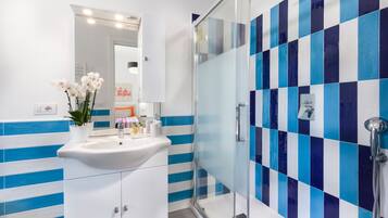 Dusche, Haartrockner, HandtĂŒcher