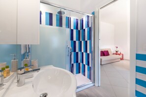 Een douche, een haardroger, handdoeken