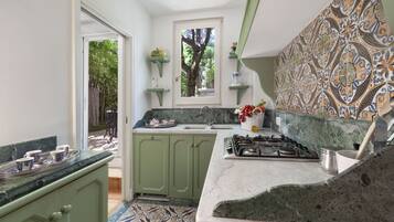 Frigorifero, microonde, forno, piano cottura