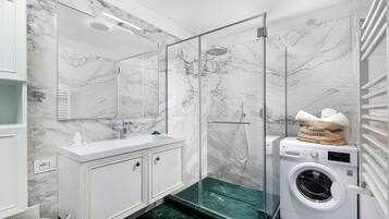 Een douche, een haardroger, handdoeken