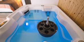 Bañera de hidromasaje cubierta