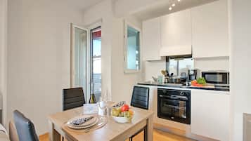 Standard Studio (Lean Home) | Private kitchen | Fridge, microwave, oven, stovetop