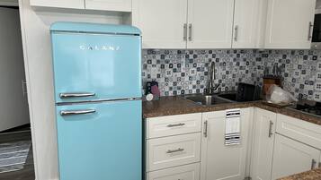 Réfrigérateur, four à micro-ondes, cafetière-théière, grille-pain