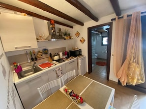Frigorifero, microonde, piano cottura, macchina per tè/caffè