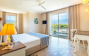 Frigobar, quartos à prova de som, Wi-Fi de cortesia, roupa de cama