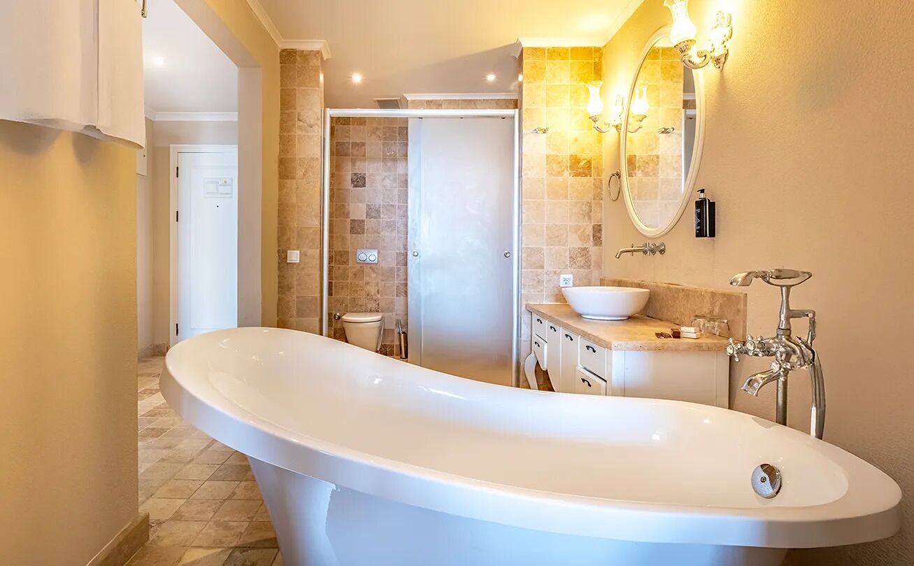 Bañera y ducha independientes, secador de pelo, zapatillas y jabón