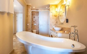 Baignoire et douche séparées, sèche-cheveux, chaussons, savon
