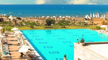 Sæsonbestemt udendørs pool, åben fra kl. 10.00 til kl. 12.00, parasoller