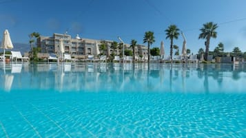 Piscine extérieure (ouverte en saison), parasols de plage